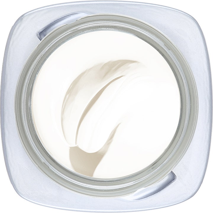 L'Oréal Paris Revitalift Filler 50 ml filler kräm i öppen glasburk visar en fyllig och slät vit ansiktskräm ovanifrån.