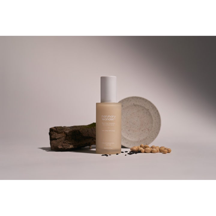 haruharu wonder Black Rice Hyaluronic Anti-wrinkle Serum 50 ml hyaluronsyra anti-rynk serum i frostad flaska bredvid bark