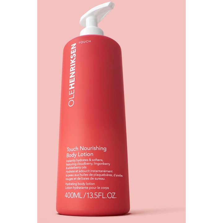 Ole Henriksen Touch Nourishing Body Lotion 400 ml närande bodylotion i korallrosa pumpflaska ger fukt åt torr hud