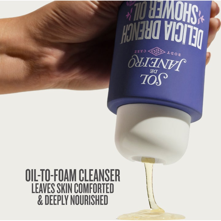 Sol de Janeiro Delicia Drench Shower Oil 385 ml återfuktande duscholja som appliceras på huden i duschen.