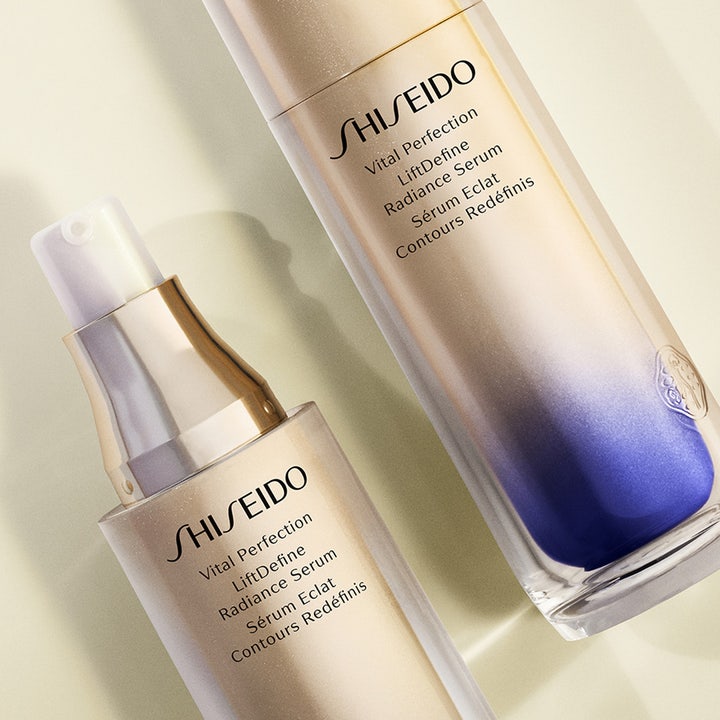 Shiseido Vital Perfection LiftDefine Radiance Serum 40 ml lystergivande serum i guld- och lilatonade pumpflaskor