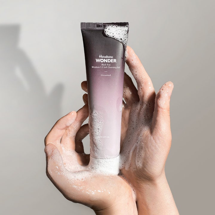 Haruharu Wonder Black Rice Moisture 5.5 Soft Cleansing Gel 100 ml doftfri rengöringsgel i lila tub täckt av vitt skum