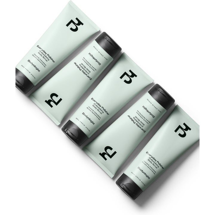 Bodyologist Everyday Polisher 200 ml kroppsskrubb i fem ljusgröna tuber med svarta lock liggandes på rad.