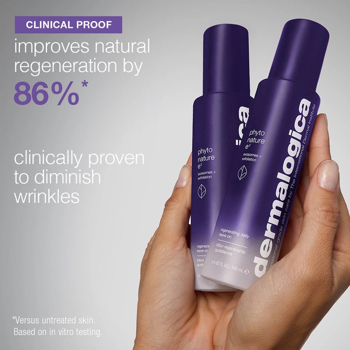 Dermalogica Phyto Nature E2 100 ml serum mot rynkor i lila flaskor som hålls i en hand med text om klinisk bevisad effekt.