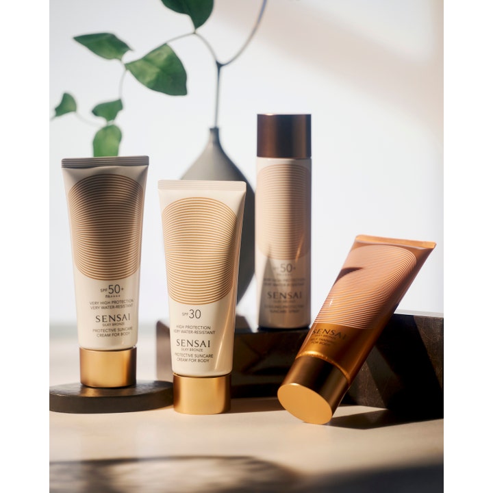 Sensai Silky Bronze Self Tanning For Body 150 ml silkeslen brun utan sol i bronsfärgad tub med andra solprodukter