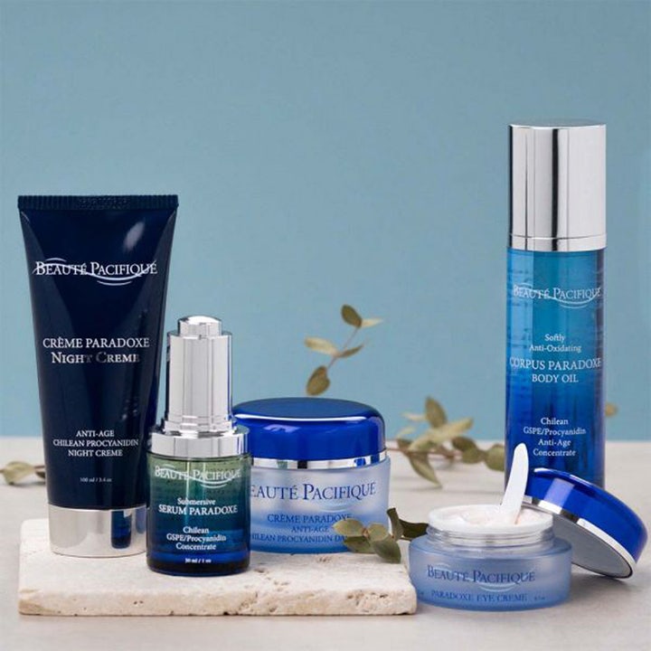 Beauté Pacifique Corpus Paradoxe 100 ml anti-age kroppsolja i en hög blå flaska med silverlock i ett hudvårdsset