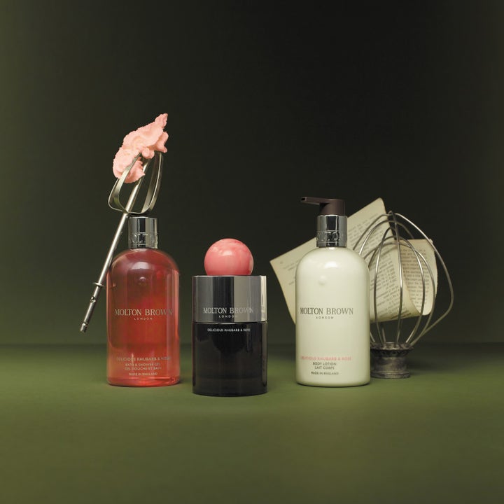 Molton Brown Delicious Rhubarb & Rose 300 ml lyxig bodylotion med pumpflaska i en kreativ miljö med vispar