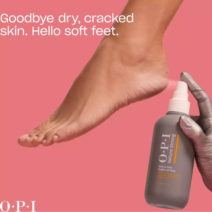 OPI Nature Strong Soft & Gone 250 ml mjukgörande spray mot förhårdnader på fötter i grå flaska