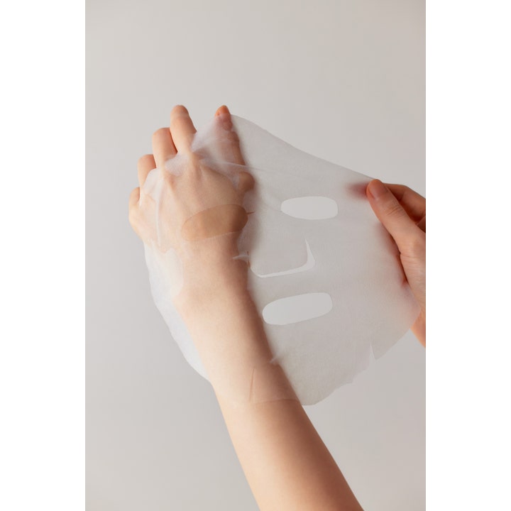 Some By Mi Retinol Intense Daily Mask 30 st retinol ansiktsmask skapar lyster och visar en tunn vit sheet mask i händer