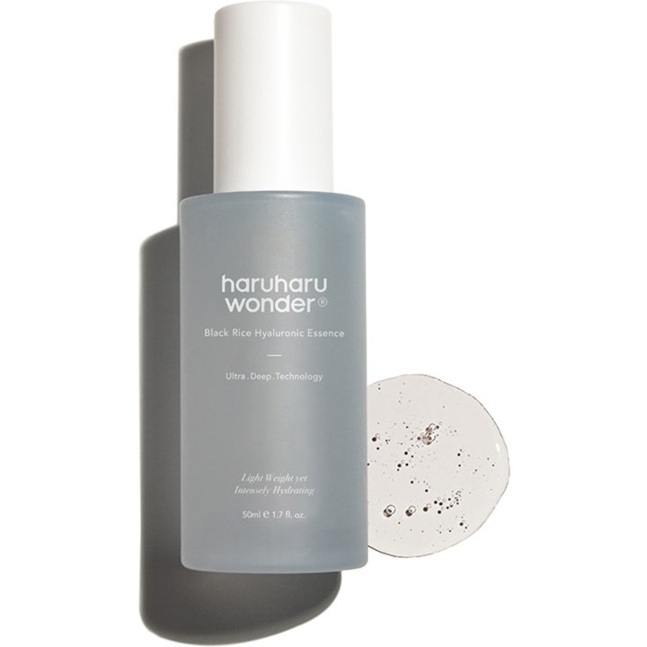 haruharu wonder Black Rice Hyaluronic Essence 50 ml återfuktande ansiktsserum i frostad flaska med klar geltextur.