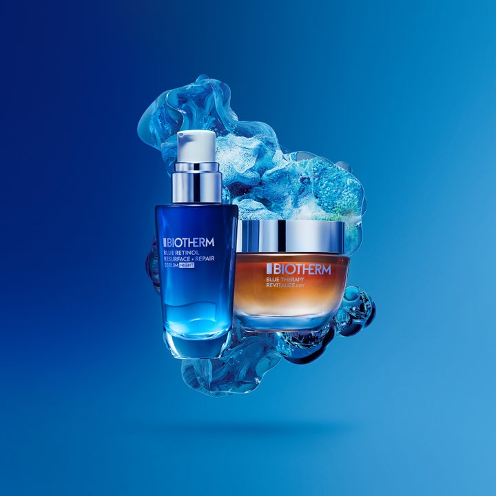 Biotherm Blue Therapy Revitalize Day 50 ml återfuktande dagkräm i bärnstensfärgad glasburk bland blå vattenbubblor.