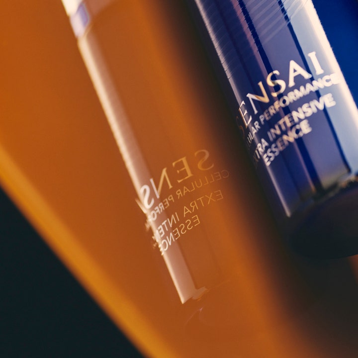 Sensai Cellular Performance Extra Intensive Essence 40 ml anti-aging essens i blå flaska med reflektion på guldytas.