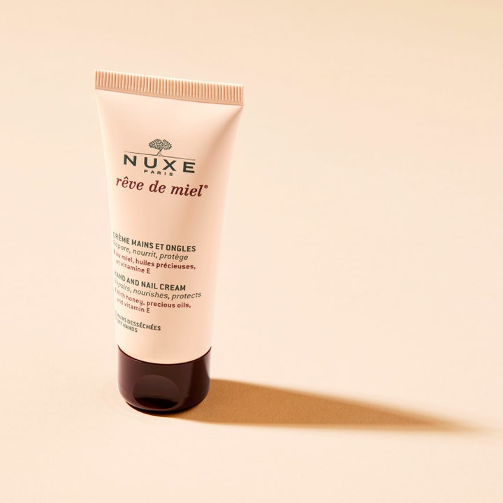 Nuxe Rêve de Miel Hand and Nail Cream 50 ml reparerande nuxe handkräm för torra händer i beige tub med vitamin e