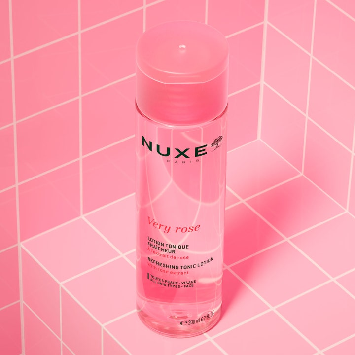 Nuxe Very Rose Refreshing Tonic Lotion 200 ml uppfriskande toner med rosextrakt i genomskinlig flaska mot rosa kakel.