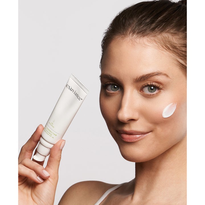 Exuviance Daily Corrector SPF35 40 g exuviance dagkräm aknebenägen hud visas på en kvinna för daglig hudutjämning