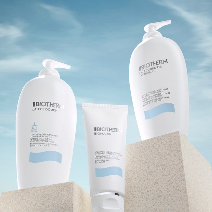 Biotherm Lait Corporel 400 ml anti-uttorkande kroppsmjölk ger len hud Biotherm på stenblock mot klarblå himmel