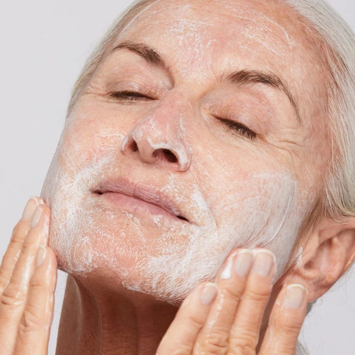 Dermalogica AGE smart Skin Resurfacing Cleanser 150 ml exfolierande rengöring som appliceras på mogen hy