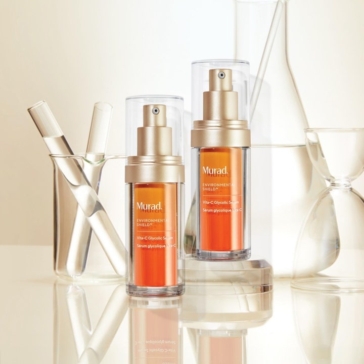 Murad Vita-C Glycolic Serum 30 ml c vitamin glycolic brightening serum i orangea flaskor med laboratorieutrustning