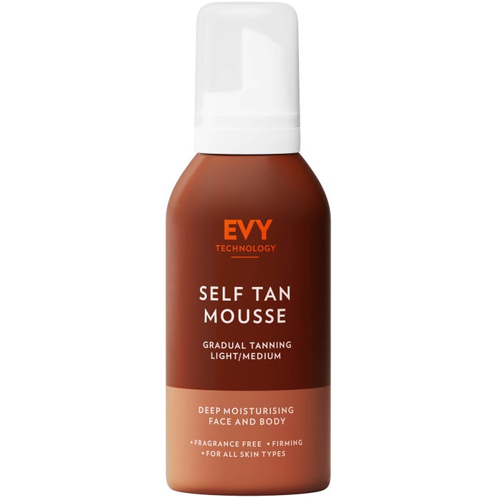 EVY Self Tan Mousse Light/Medium återfuktande EVY självbrunare i brun flaska med vitt lock som ger en solkysst lyster