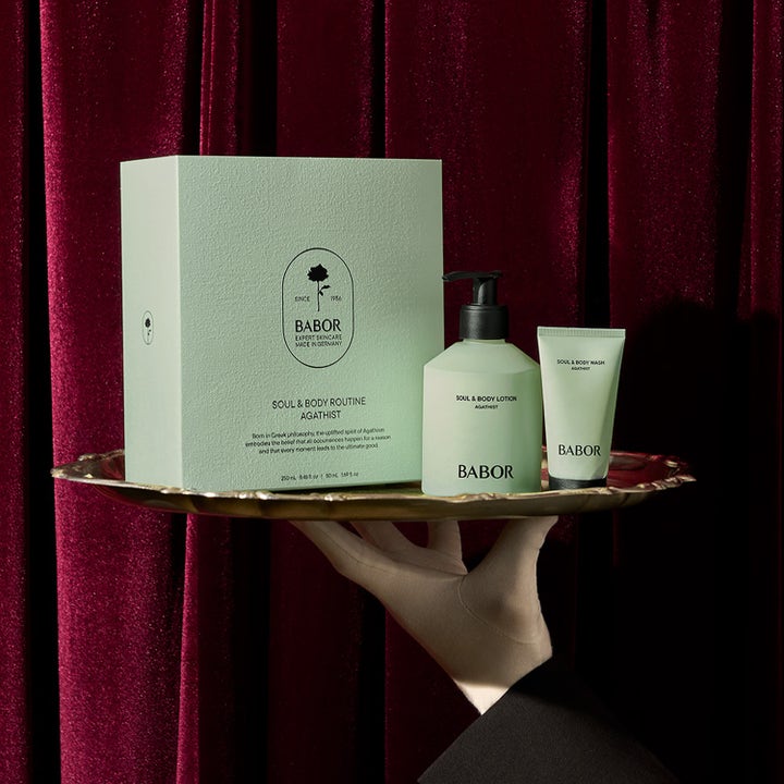Babor Soul & Body Gift Set Agathist 300 ml kroppsvård på guldfat framför en röd sammetsridå