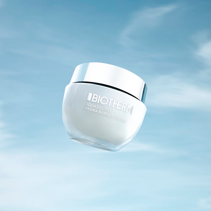 Biotherm Aquasource Hydra Barrier Cream 50 ml återfuktande dagkräm i vit glasburk med silverlock mot en blå himmel