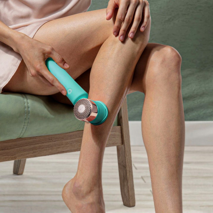 FOREO PEACH 2 Mint 1 st ger permanent hårborttagning med mintgrön IPL-enhet som används på underbenet.