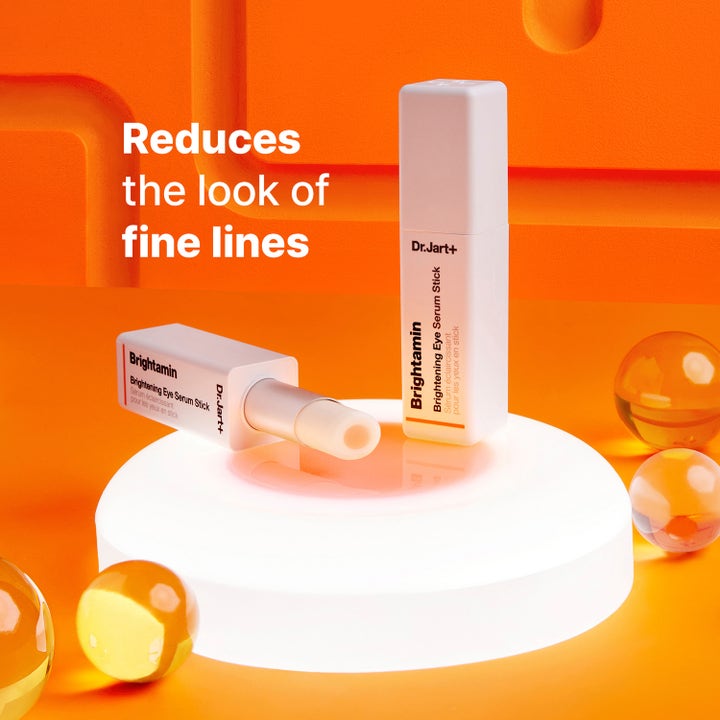 Dr.Jart+ Brightamin Brightening Eye Serum Stick 3,6 g mot fina linjer i vit hylsa på orange bakgrund