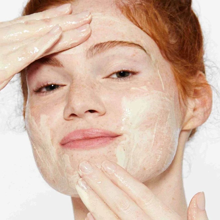 Dermalogica Daily Milkfoliant 13 g havrepeeling ger lyster när en person applicerar den krämiga formulan på ansiktet