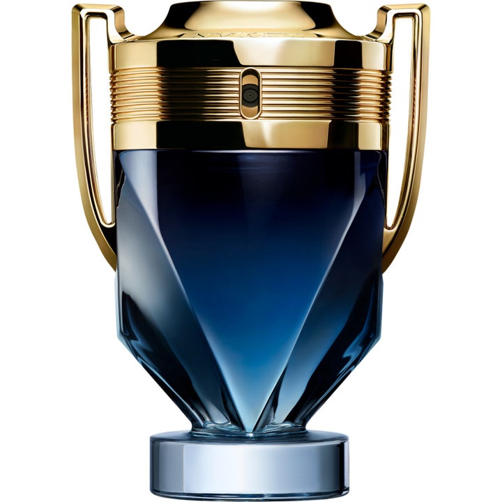 Rabanne Invictus Parfum 50 ml träig parfym herr i en pokalformad mörkblå glasflaska med glänsande gulddetaljer