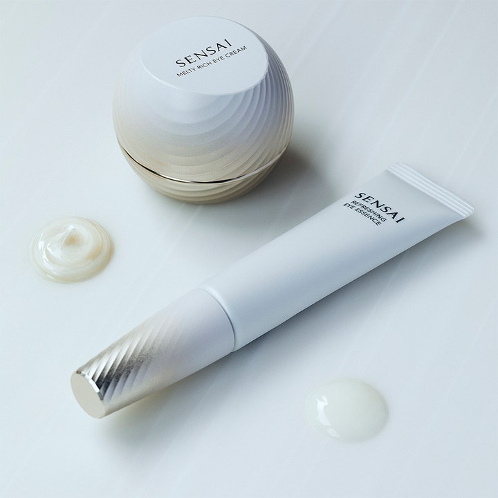 Sensai Total Eye Treatment 35 ml anti-aging ögonkräm set i vit tub och rund burk med synlig krämig textur.