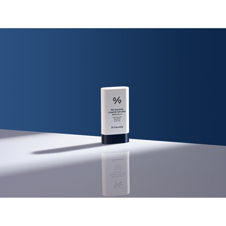 Dr. Ceuracle Pro Balance Sun Stick 18 g hybrid solskydd ger barriärvård i vit hylsa med mörkblå bas och lock.