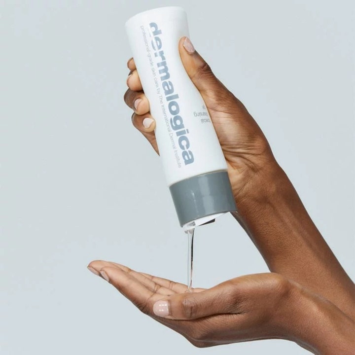 Dermalogica Special Cleansing Gel Refill 500 ml rengöringsgel som ger ren hy när klar gel hälls i en hand.