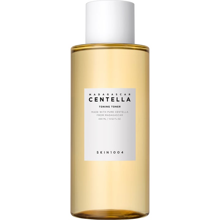 SKIN1004 Madagascar Centella Toning Toner 400 ml lugnande ansiktsvatten i klar flaska med bärnstensfärgad vätska