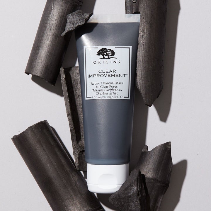Origins Clear Improvement Active Charcoal Mask 75 ml omgiven av bitar av bambukol