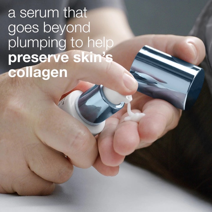 Dermalogica Pro-Collagen Banking Serum 30 ml ger lyster när vit kräm pumpas ut ur flaska med silverlock