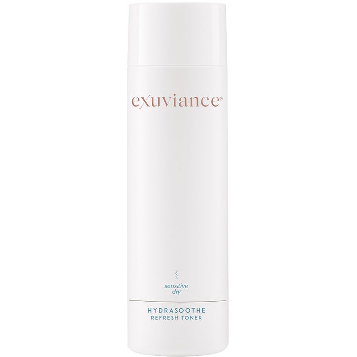 Exuviance Hydrasoothe Refresh Toner lugnande alkoholfri toner i en vit minimalistisk flaska som återfuktar ansiktet.