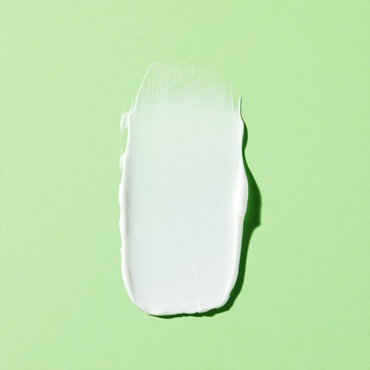Nuxe Body Reve De Thé Firming Cream 200 ml fast kroppskräm med fyllig vit krämkonsistens mot grön bakgrund