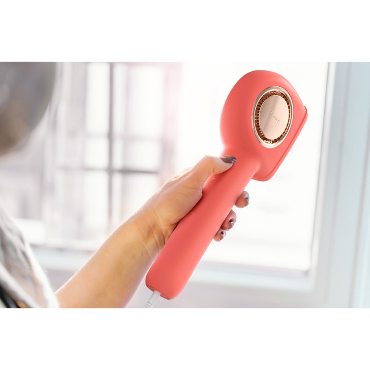 FOREO PEACH 2 Pro Max 1 st hårborttagning med ljusimpuls i en korallrosa design som hålls i handen