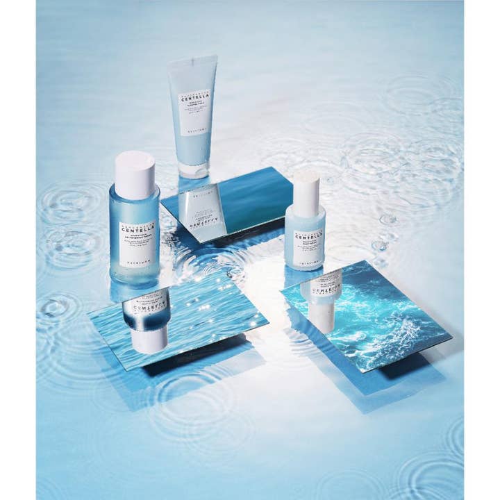 SKIN1004 Madagascar Centella Hyalu-Cica Sleeping Pack 100 ml fuktgivande nattmask på speglar i vatten
