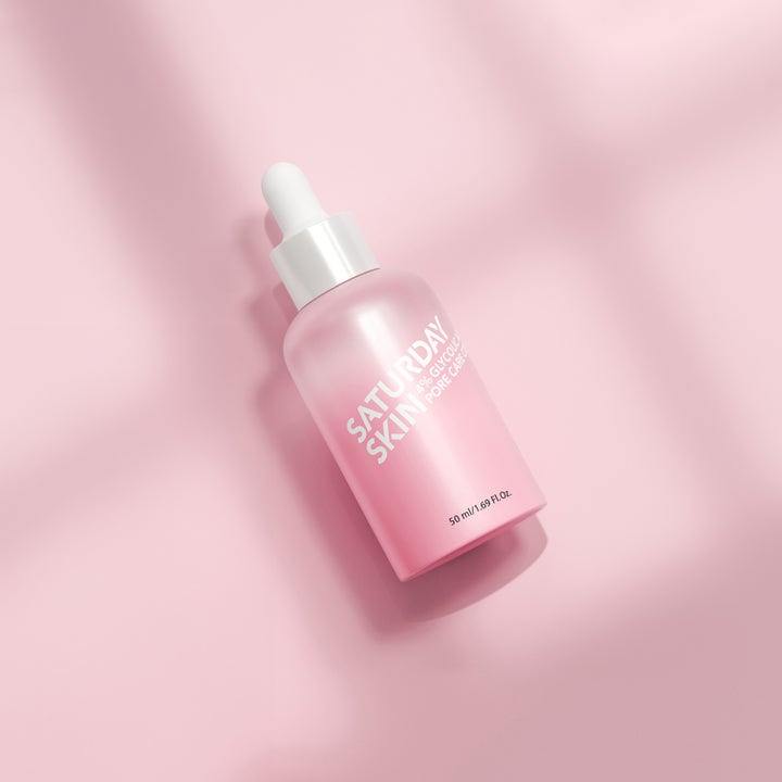 Saturday Skin Pore Active Treatment Serum 50 ml porförminskande serum i en rosa frostad flaska med vit pipett