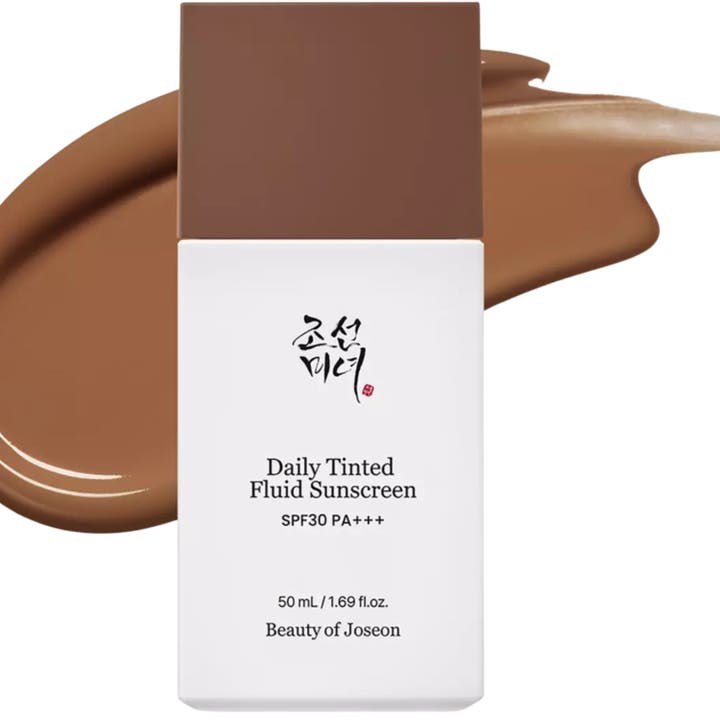 Beauty of Joseon Daily Tinted Fluid Sunscreen 50 ml tonad solkräm i vit flaska med brunt lock och en mörk krämig swatch