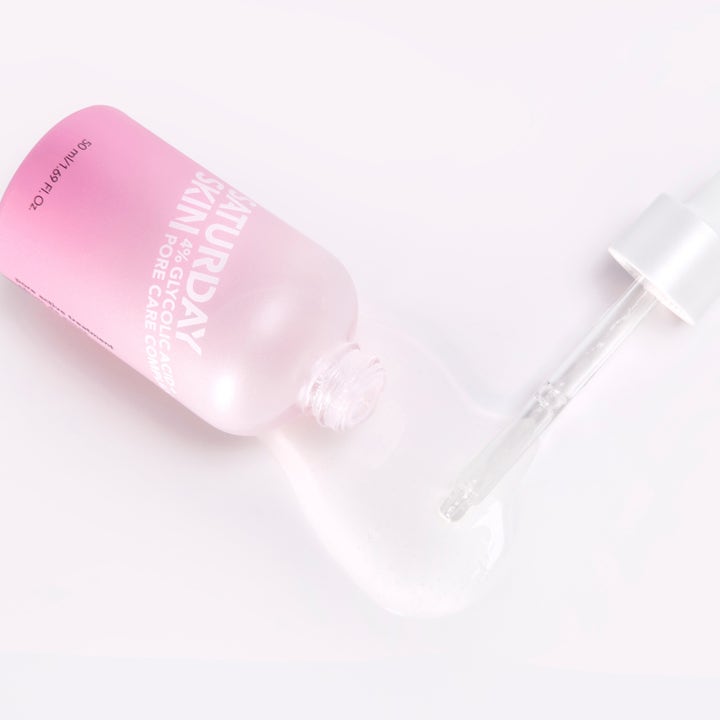 Saturday Skin Pore Active Treatment Serum 50 ml i rosa flaska med pipett och rinnande genomskinlig formula.