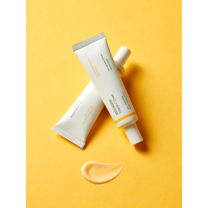 Mixsoon Vitamin C Cream 30 ml lystergivande ansiktskräm i vita tuber och krämig texturklick på gul bakgrund