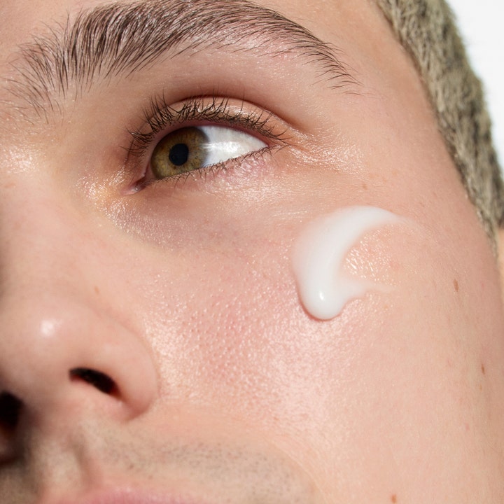 The INKEY List Hydrating Cream to Milk Cleanser 50 ml återfuktande ansiktsrengöring med krämig vit formula på huden
