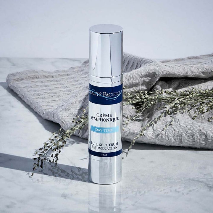 Beauté Pacifique Symphonique Day-Time 50 ml anti-aging dagkräm i silvrig pumpflaska på en stickad pläd