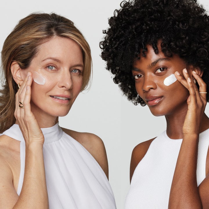 Estée Lauder DayWear Anti-Oxidant Creme SPF 15 30 ml dagkräm som ger lyster appliceras på kinden av två kvinnor.