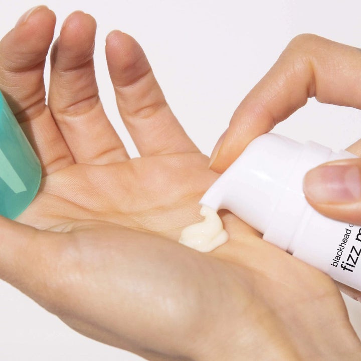 Dermalogica Clear Start Duo Blackhead Clearing Fizz Mask ansiktsmask mot pormaskar pumpas ut som en vit kräm i handen.