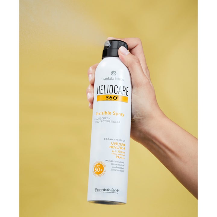 Heliocare Invisible Spray SPF 50+ 200 ml solskydd spray som sprayas ur en vit flaska med gult lock.