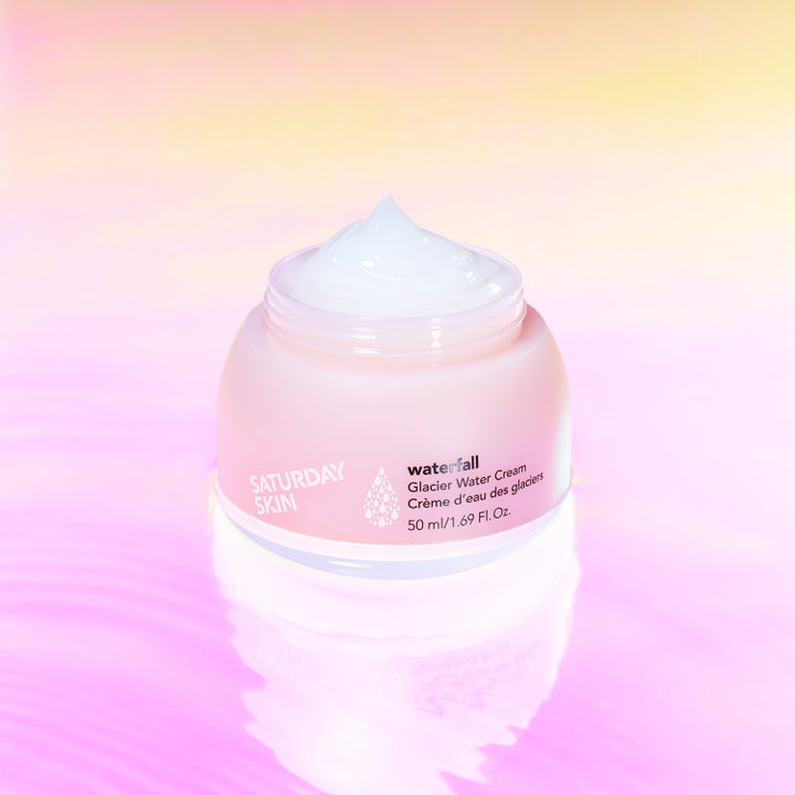 Saturday Skin Waterfall Glacier Water Cream 50 ml återfuktande ansiktskräm i öppen rosa burk med vit geltextur