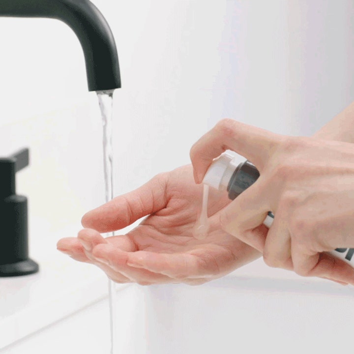 Dermalogica Daily Glycolic Cleanser 150 ml djuprengöring ansikte pumpas ut som en klar gel i handen för jämn hudton